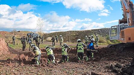 Das Szenario: Angenommen wurde, dass das fiktive Land Altraverdo auf dem Kontinent Pandora angegriffen wurde und der Nato-Verteidigungsfall greift. Ein Passant hatte ein mögliches Grab entdeckt. Die Stelle galt es freizulegen. Die Feuerwehrler halfen dabei.