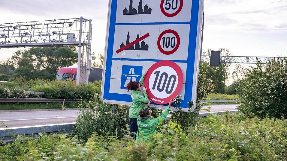 Auf Autobahnen gilt ... ein Tempo-100-Tempolimit? So zumindest wollen es Greenpeace-Aktivistinnen, hier bei der Aktion am Montagmorgen in Aachen. Auf Autobahnen gilt ... ein Tempo-100-Tempolimit? So zumindest wollen es Greenpeace-Aktivistinnen, hier bei der Aktion am Montagmorgen in Aachen.