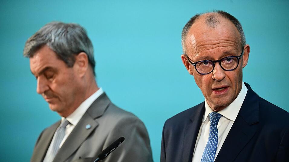 CSU-Chef Söder (links) dürfte mit dem Ergebnis der neusten Umfrage noch gut leben können. Seine Partei landet bei 37 Prozent. Die Meinung über Kanzler Merz fällt im Freistaat dagegen überaus kritisch aus. (Archivbild) CSU-Chef Söder (links) dürfte mit dem Ergebnis der neusten Umfrage noch gut leben können. Seine Partei landet bei 37 Prozent. Die Meinung über Kanzler Merz fällt im Freistaat dagegen überaus kritisch aus. (Archivbild)
