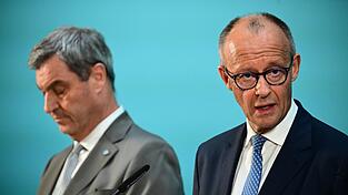 CSU-Chef S&ouml;der (links) d&uuml;rfte mit dem Ergebnis der neusten Umfrage noch gut leben k&ouml;nnen. Seine Partei landet bei 37 Prozent. Die Meinung &uuml;ber Kanzler Merz f&auml;llt im Freistaat dagegen &uuml;beraus kritisch aus. (Archivbild)