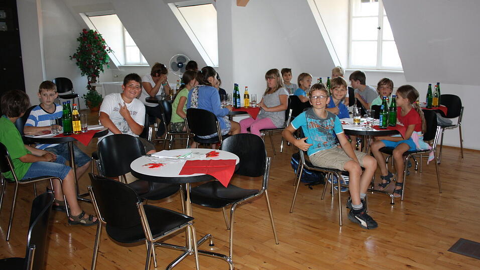 Die 4a und 4b der Grundschule Alburg besuchte am Donnerstag, 11. Juli, zusammen mit ihren Lehrerinnen Frau Scheer und Frau Schill das Verlagshaus des Straubinger Tagblatts. (Foto: Pfeffer) Die 4a und 4b der Grundschule Alburg besuchte am Donnerstag, 11. Juli, zusammen mit ihren Lehrerinnen Frau Scheer und Frau Schill das Verlagshaus des Straubinger Tagblatts. (Foto: Pfeffer)