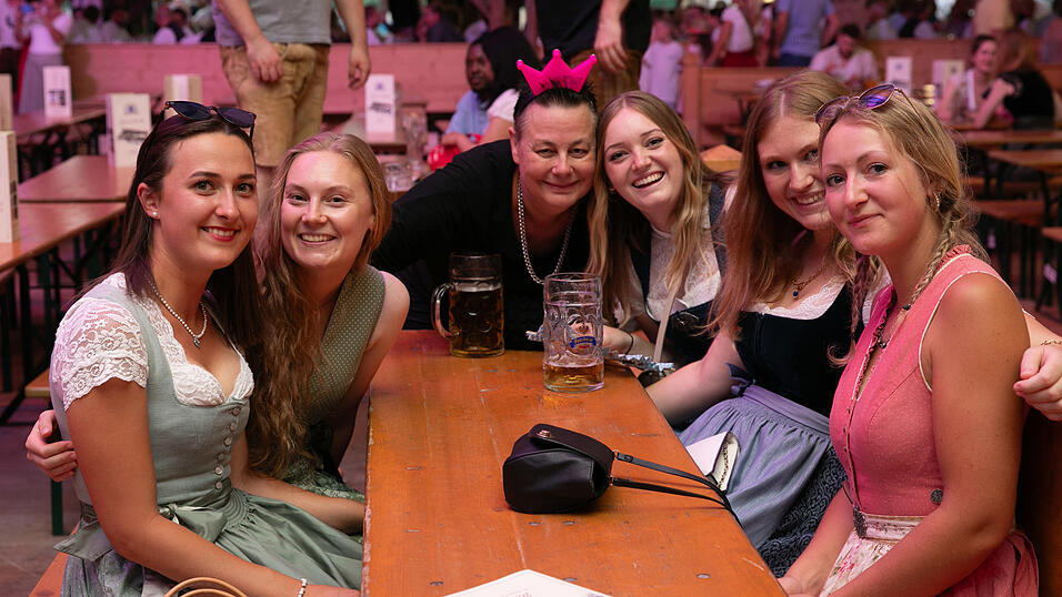 Die Partybilder vom Dienstag, 12. August, aus dem Festzelt Reisinger. Die Partybilder vom Dienstag, 12. August, aus dem Festzelt Reisinger.