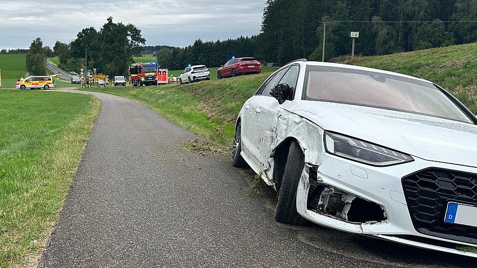 Der 18-jährige Audifahrer aus Lohberg hatte als Letzter der Kolonne zum Überholen angesetzt. Der 18-jährige Audifahrer aus Lohberg hatte als Letzter der Kolonne zum Überholen angesetzt.