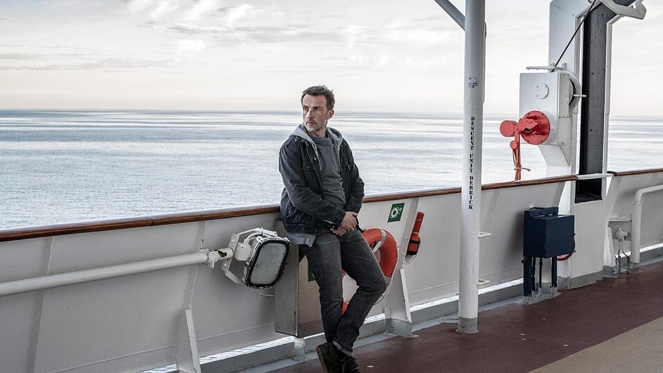 Der Polizeipsychologe Martin Schwartz (Lucas Gregorowicz) hat vor Jahren Frau und Sohn w&auml;hrend einer Reise auf einem Kreuzfahrtschiff verloren - niemand wei&szlig;, was genau geschah.