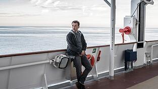 Der Polizeipsychologe Martin Schwartz (Lucas Gregorowicz) hat vor Jahren Frau und Sohn während einer Reise auf einem Kreuzfahrtschiff verloren - niemand weiß, was genau geschah.