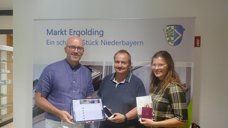 Erkl&auml;rvideos sollen den Ergoldingern den Weg ins Einwohnermeldeamt erleichtern. Teresa Sp&auml;th hatte dazu die Idee, Tontechniker (Mitte) J&uuml;rgen H&ouml;pp gestaltete die Videos und B&uuml;rgermeister Andreas Strau&szlig; freut sich &uuml;ber die Umsetzung einer tollen Sache.