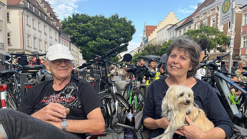 Mit Brotzeit, Getr&auml;nken und z&uuml;nftiger Musi l&auml;uteten die Straubingerinnen und Straubinger voller Vorfreude ihre 'F&uuml;nfte Jahreszeit' ein.