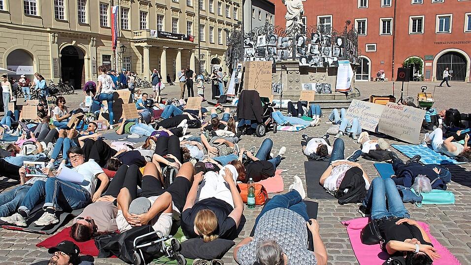 Ein Meer aus Liegenden: So wurde am Samstag auf dem Haidplatz auf die Lage von ME-CFS-Betroffenen aufmerksam gemacht. Ein Meer aus Liegenden: So wurde am Samstag auf dem Haidplatz auf die Lage von ME-CFS-Betroffenen aufmerksam gemacht.