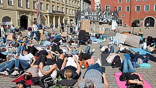 Ein Meer aus Liegenden: So wurde am Samstag auf dem Haidplatz auf die Lage von ME-CFS-Betroffenen aufmerksam gemacht.