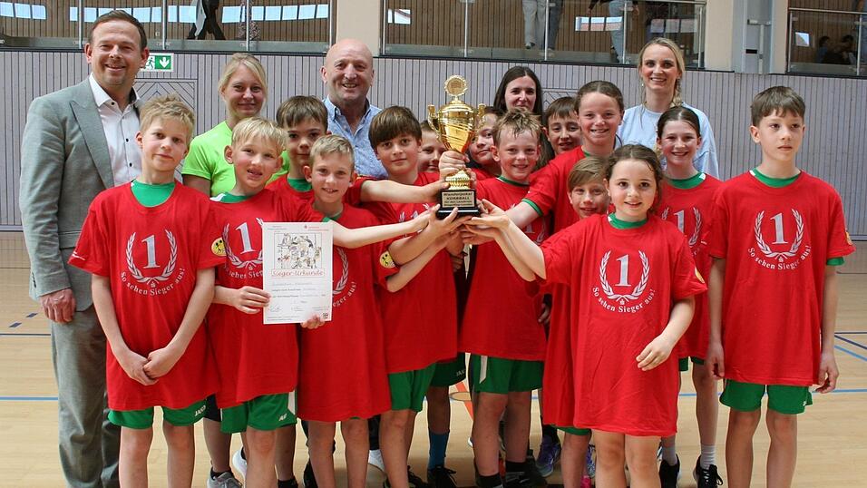 Die Wallersdorfer Siegermannschaft mit Kathrin Hofmeister, B&uuml;rgermeister Franz Aster und Michael Detterbeck von der Sparkasse