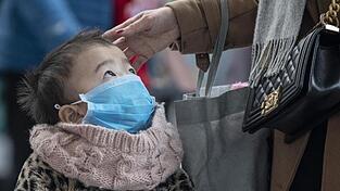 Angst vor dem Coronavirus tragen viele Passagiere am Flughafen in Frankfurt am Main Masken.
