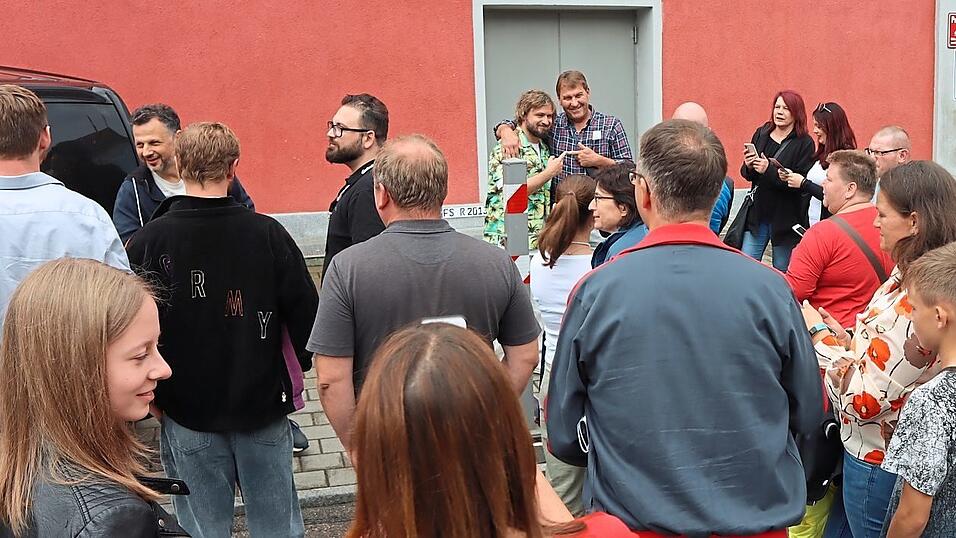 Die Moosburger Eberhofer Fans bekamen ihre Lieblinge hautnah pr&auml;sentiert. Besonders begehrt: der Fl&ouml;tzinger (Daniel Christensen).