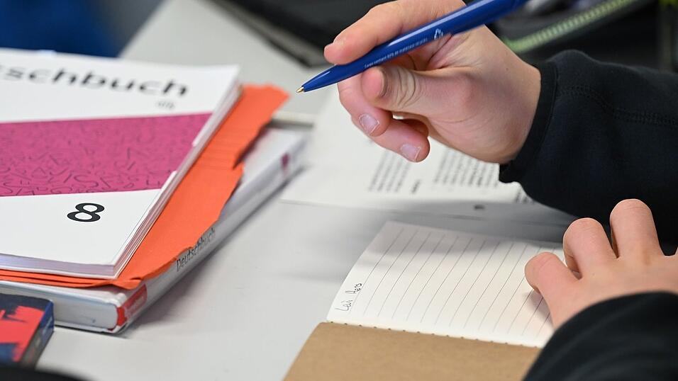 Man m&uuml;sse bei Hausaufgaben und in Pr&uuml;fungen in unteren Klassen die Handschrift fordern, um T&auml;uschung zu verhindern, sagt der DL-Pr&auml;sident. (Symbolbild)