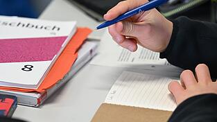 Man müsse bei Hausaufgaben und in Prüfungen in unteren Klassen die Handschrift fordern, um Täuschung zu verhindern, sagt der DL-Präsident. (Symbolbild) Man müsse bei Hausaufgaben und in Prüfungen in unteren Klassen die Handschrift fordern, um Täuschung zu verhindern, sagt der DL-Präsident. (Symbolbild)