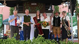 Bürgermeister Johann Bergermeier und „Königinfinder“ Gernot Seefelder mit Hopfenkönigin Sophia Lederer, der Königinmutter, HVT-Vorsitzendem Thomas Kratzl und der scheidenden Königin Laura (v.l.). Bürgermeister Johann Bergermeier und „Königinfinder“ Gernot Seefelder mit Hopfenkönigin Sophia Lederer, der Königinmutter, HVT-Vorsitzendem Thomas Kratzl und der scheidenden Königin Laura (v.l.).