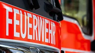 Die Feuerwehr ist derzeit noch mit den Nachlöscharbeiten auf der A93 beschäftigt. (Symbolbild) Die Feuerwehr ist derzeit noch mit den Nachlöscharbeiten auf der A93 beschäftigt. (Symbolbild)