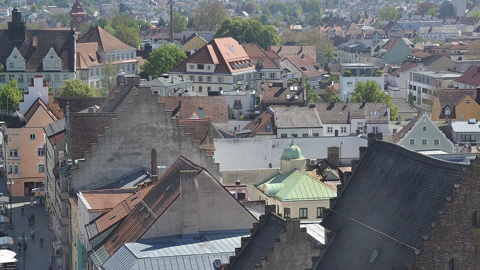 Besonders bei klarem Wetter geht der Ausblick nicht nur in die Stadt Straubing, sondern weit in den Gäuboden und in den Bayerischen Wald.