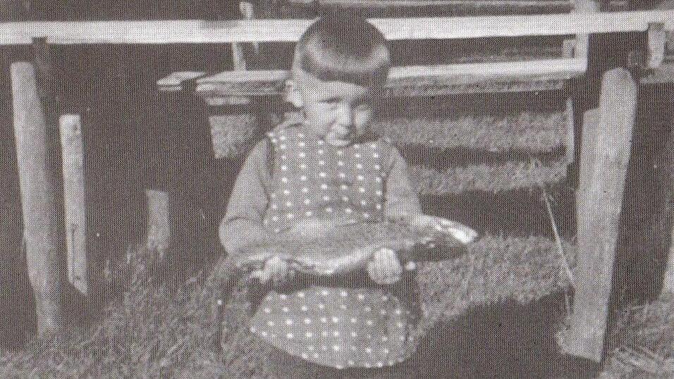 Ludwig Fleischmann, der am Kleinen Arbersee geboren wurde, hält eine legendäre Seeforelle in Händen. Heute gibt es wieder kleine Saiblinge im See. Ludwig Fleischmann, der am Kleinen Arbersee geboren wurde, hält eine legendäre Seeforelle in Händen. Heute gibt es wieder kleine Saiblinge im See.