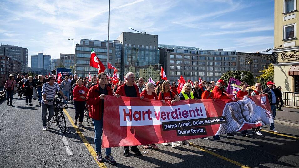 Im September demonstrierten Zehntausende auf DGB-Demos gegen Sozialabbau, nun warnen DGB und andere Verb&auml;nde vor konkreten K&uuml;rzungspl&auml;nen. (Archivbild)