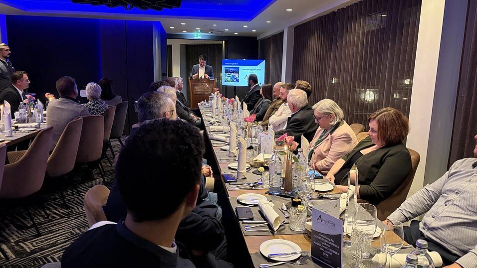 Die Preisträger saßen an einer langen Tafel - hier spricht Andreas Aichinger seine Laudatio. Die Preisträger saßen an einer langen Tafel - hier spricht Andreas Aichinger seine Laudatio.