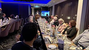 Die Preisträger saßen an einer langen Tafel - hier spricht Andreas Aichinger seine Laudatio. Die Preisträger saßen an einer langen Tafel - hier spricht Andreas Aichinger seine Laudatio.