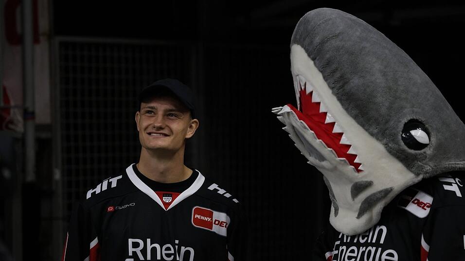Ein Bild, das man in Straubing weniger gern sehen wird: Martel mit Sharky, dem Maskottchen der K&ouml;lner Haie.