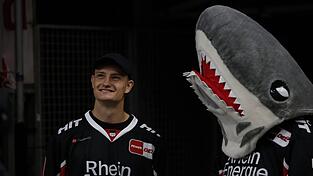 Ein Bild, das man in Straubing weniger gern sehen wird: Martel mit Sharky, dem Maskottchen der Kölner Haie.