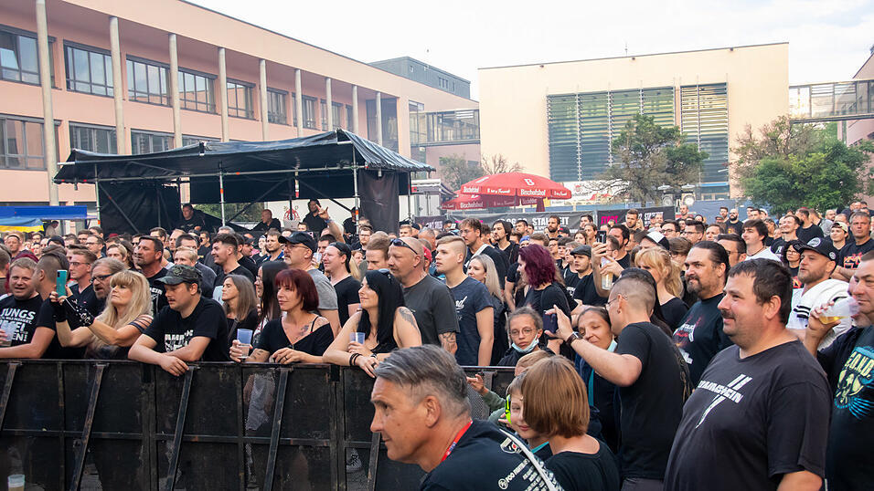 Die Rammstein-Coverband Stahlzeit begeisterte beim Campus Open Air Deggendorfer Fans. Die Rammstein-Coverband Stahlzeit begeisterte beim Campus Open Air Deggendorfer Fans.