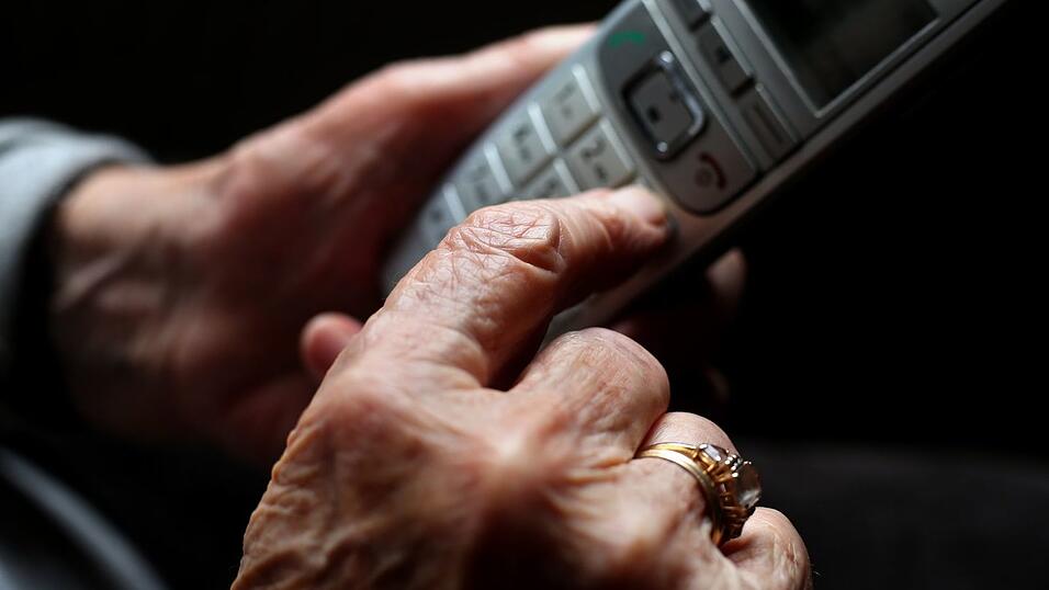 Ein Betrüger überredete eine Frau in München am Telefon dazu, Goldmünzen und Bargeld zu übergeben. (Symbolbild) Ein Betrüger überredete eine Frau in München am Telefon dazu, Goldmünzen und Bargeld zu übergeben. (Symbolbild)