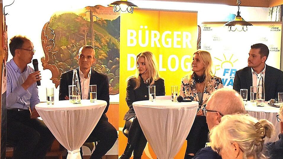 Mit auf dem Podium der Freien Wähler waren von links Unternehmer Wolfgang Rösl, Christian Volkmer (Präsident der IHK Regensburg für Oberpfalz und Kehlheim), Moderatorin Valerie Fischer, Bürgermeisterkandidatin der Freien Wähler Veronika Schäffer, Landratskandidat des Landkreises Cham Christian Schindler und Georg Höcherl, ehemaliges Mitglied des Falkensteiner Gemeinderates. Mit auf dem Podium der Freien Wähler waren von links Unternehmer Wolfgang Rösl, Christian Volkmer (Präsident der IHK Regensburg für Oberpfalz und Kehlheim), Moderatorin Valerie Fischer, Bürgermeisterkandidatin der Freien Wähler Veronika Schäffer, Landratskandidat des Landkreises Cham Christian Schindler und Georg Höcherl, ehemaliges Mitglied des Falkensteiner Gemeinderates.