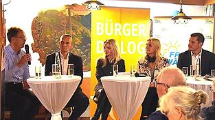 Mit auf dem Podium der Freien Wähler waren von links Unternehmer Wolfgang Rösl, Christian Volkmer (Präsident der IHK Regensburg für Oberpfalz und Kehlheim), Moderatorin Valerie Fischer, Bürgermeisterkandidatin der Freien Wähler Veronika Schäffer, Landratskandidat des Landkreises Cham Christian Schindler und Georg Höcherl, ehemaliges Mitglied des Falkensteiner Gemeinderates. Mit auf dem Podium der Freien Wähler waren von links Unternehmer Wolfgang Rösl, Christian Volkmer (Präsident der IHK Regensburg für Oberpfalz und Kehlheim), Moderatorin Valerie Fischer, Bürgermeisterkandidatin der Freien Wähler Veronika Schäffer, Landratskandidat des Landkreises Cham Christian Schindler und Georg Höcherl, ehemaliges Mitglied des Falkensteiner Gemeinderates.