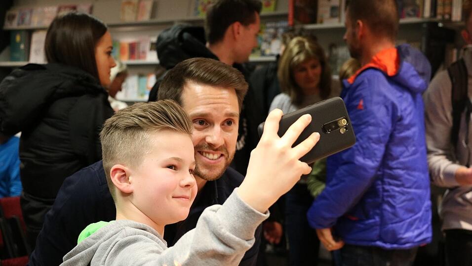 Zum Abschluss des Talks erf&uuml;llte Mirko Drotschmann noch viele Selfie- und Autogrammw&uuml;nsche.