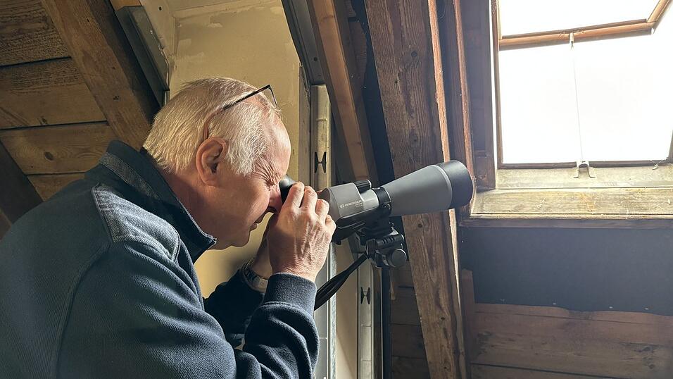 Den Storch fest im Blick: Franz Listl beobachtet die Tiere mit einem Spektiv. Den Storch fest im Blick: Franz Listl beobachtet die Tiere mit einem Spektiv.