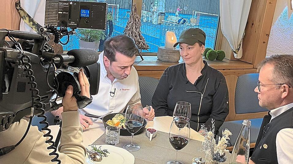Martina und Otto Bruckner (re.) sind gespannt, wie Starkoch Ali G&uuml;ng&ouml;rm&uuml;s (li.) sein Wildererteller in Moosburg geschmeckt hat.