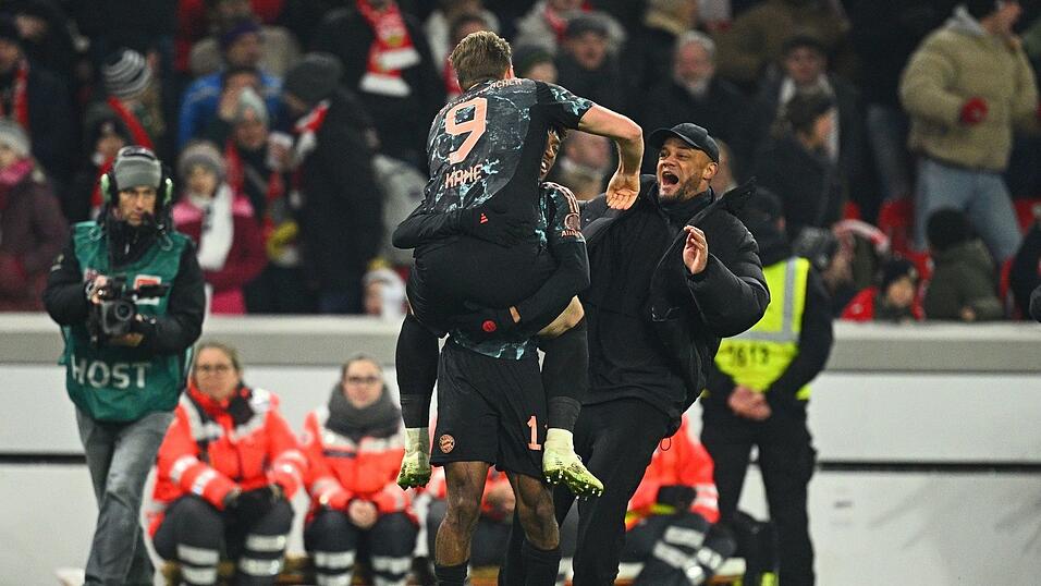 Ausgelassener Jubel: Die Bayern und Trainer Vincent Kompany (r) beim 3:1 in Stuttgart.