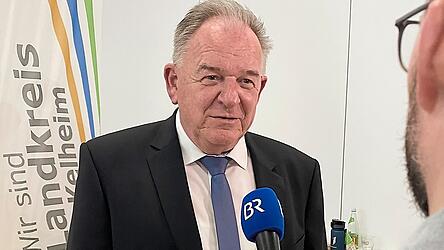 Christian Nerb (FW) setzte sich in der Stichwahl deutlich gegen Amtsinhaber Martin Neumeyer (CSU) durch.