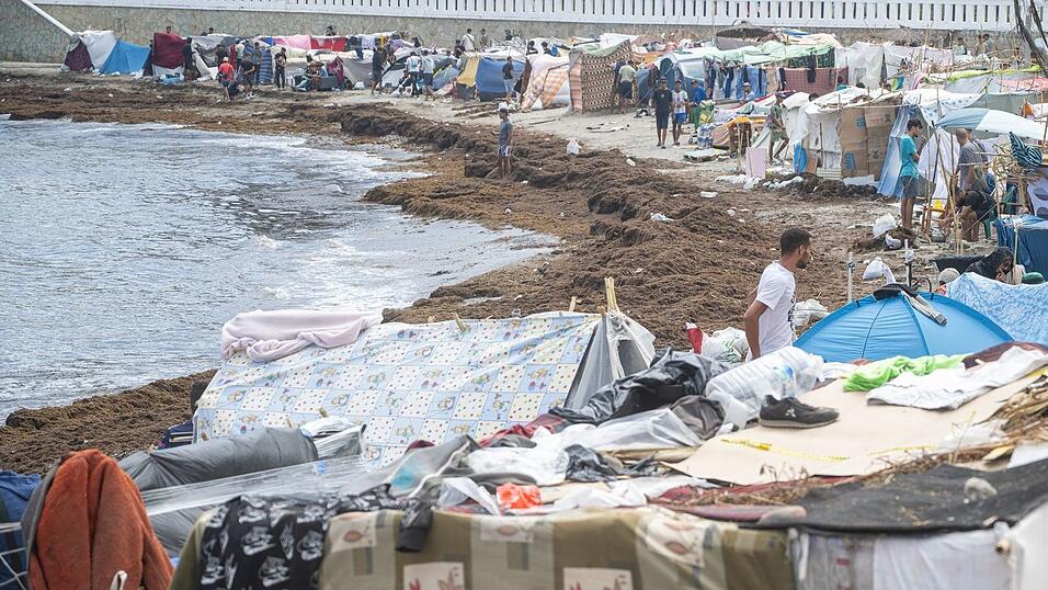 Nach der massenhaften Ankunft hatten Tausende rund eineinhalb Monate unter schwierigen Bedingungen auf der Straße oder am Strand verbracht. Nach der massenhaften Ankunft hatten Tausende rund eineinhalb Monate unter schwierigen Bedingungen auf der Straße oder am Strand verbracht.