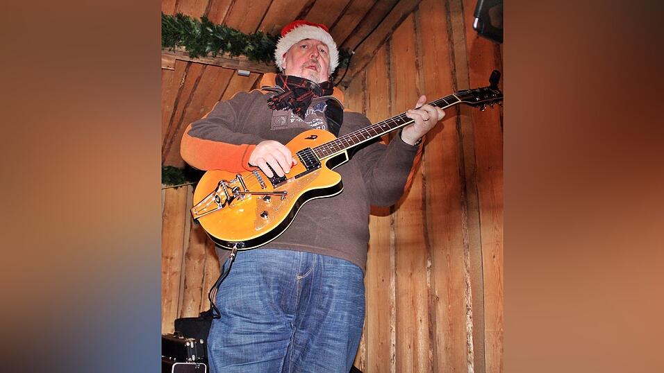 Der idyllische Christkindlmarkt in der Freyung in Landshut zählt zu den schönsten Christkindlmärkten Bayerns. Bei eisigen Temperaturen ist dort insbesondere die Glühwein-Alm natürlich heiß begehrt. Der idyllische Christkindlmarkt in der Freyung in Landshut zählt zu den schönsten Christkindlmärkten Bayerns. Bei eisigen Temperaturen ist dort insbesondere die Glühwein-Alm natürlich heiß begehrt.