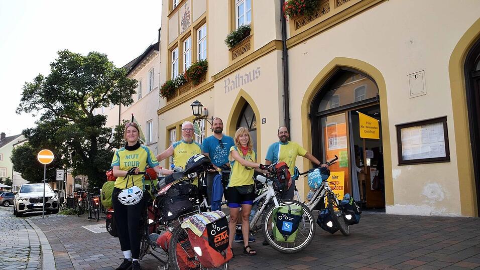 Die MUT-TOUR machte Station in Moosburg. Vor dem Rathaus waren am Mittwoch (v. l.) Kerstin Schopf, Peter Krause, Bernhard Rieder, Franziska Schulze und Werner Thron. Die MUT-TOUR machte Station in Moosburg. Vor dem Rathaus waren am Mittwoch (v. l.) Kerstin Schopf, Peter Krause, Bernhard Rieder, Franziska Schulze und Werner Thron.