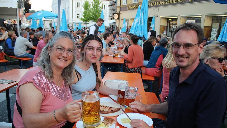 Viele Landshuter genossen ihren Freitagabend auf dem Bismarckplatzfest.
