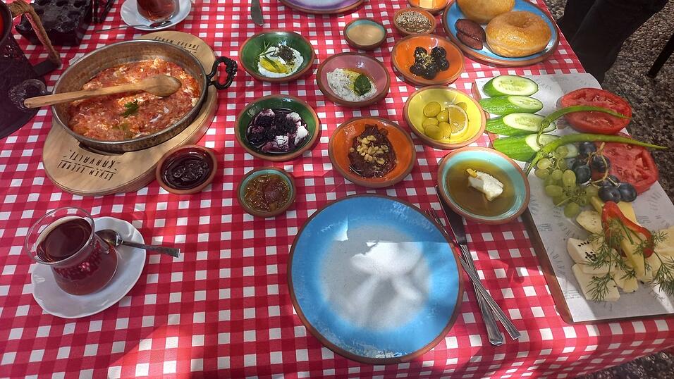Leckeres Essen gibt es in Istanbul an allen Ecken und Enden der Stadt.
