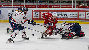 Gegen Hauptrundenmeister Kassel Huskies erzielten die Eisb&auml;ren Regensburg um Constantin Ontl (rotes Trikot) einen Achtungserfolg.