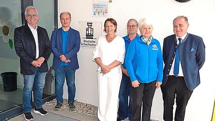 Bis 2028 trägt die Grundschule Tegernheim nun den Titel „Deutsche Schachschule“. Bei der Siegelverleihung erinnerte Bürgermeister Max Kollmannsberger (rechts) an die Gründungsväter der Schach-AG.