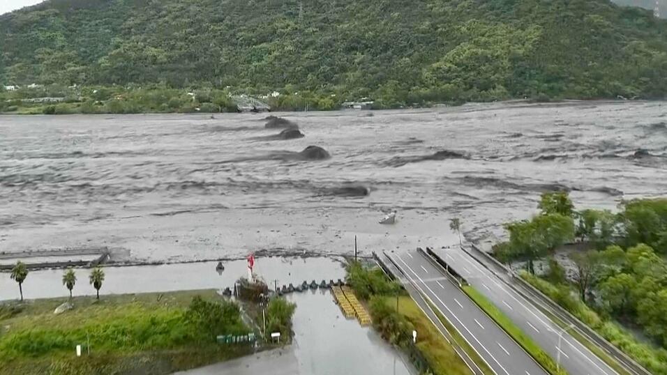 Nach Überschwemmungen starben in Taiwan mindestens 14 Menschen. Nach Überschwemmungen starben in Taiwan mindestens 14 Menschen.
