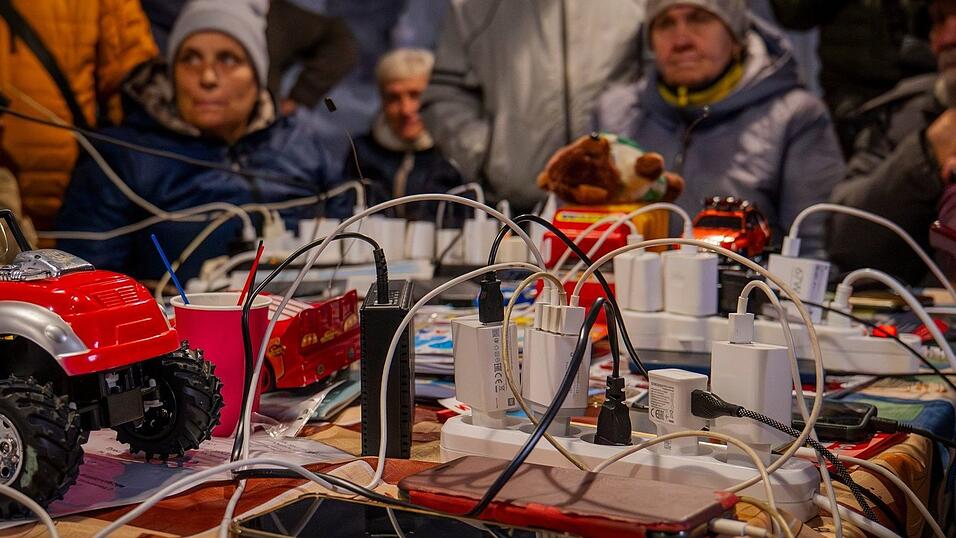 Russische Luftangriffe haben in mehreren Regionen der Ukraine die Stromversorgung unterbrochen. Russische Luftangriffe haben in mehreren Regionen der Ukraine die Stromversorgung unterbrochen.