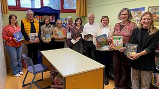 Die Grundschule Bad Kötzting ist stolz auf ihre Lesepaten. Das bestätigten Rektor Michael Prager (4.v.r.), Konrektorin Sigrid Effenhauser (l.), Barbara Koller (Koordinatorin des Projekts Lesepaten) (2.v.r.), ihre Vorgängerin Margarita Mühlbauer (3.v.r.) und Fördervereinsvorsitzende Verena Seidl (r.) bei einem Treffen am Montag.