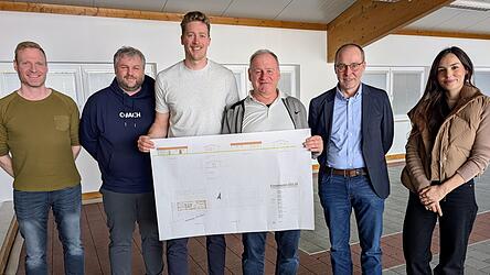 Beisitzer Wilhelm Andreas (v.l.), Kassier Daniel Frey, Vorsitzender Georg Moosburger, 2. Vorsitzender Josef Haas, B&uuml;rgermeister Martin Hiergeist, Beisitzerin Karin Holzer