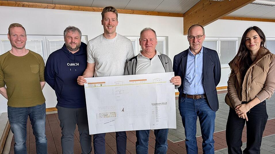 Beisitzer Wilhelm Andreas (v.l.), Kassier Daniel Frey, Vorsitzender Georg Moosburger, 2. Vorsitzender Josef Haas, B&uuml;rgermeister Martin Hiergeist, Beisitzerin Karin Holzer