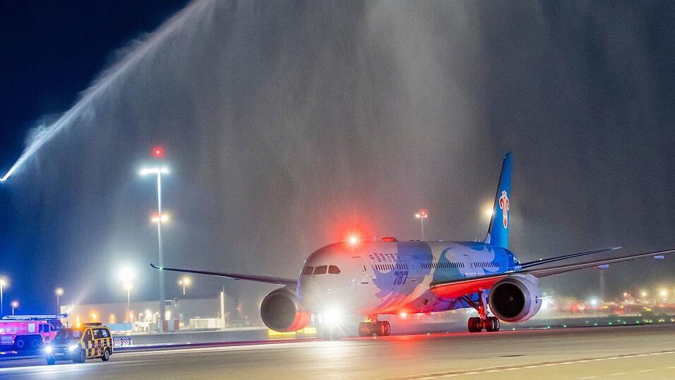 Die erste Maschine wurde mit Wasserfont&auml;nen der Flughafenfeuerwehr begr&uuml;&szlig;t.