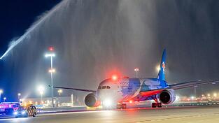 Die erste Maschine wurde mit Wasserfont&auml;nen der Flughafenfeuerwehr begr&uuml;&szlig;t.